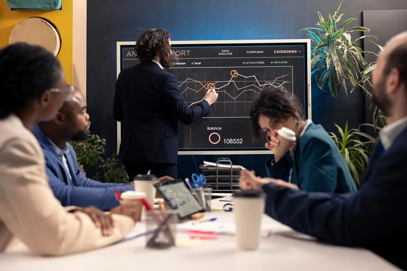 Отдел по связям с общественностью разрабатывает маркетинговые кампании и мероприятия по продвижению.