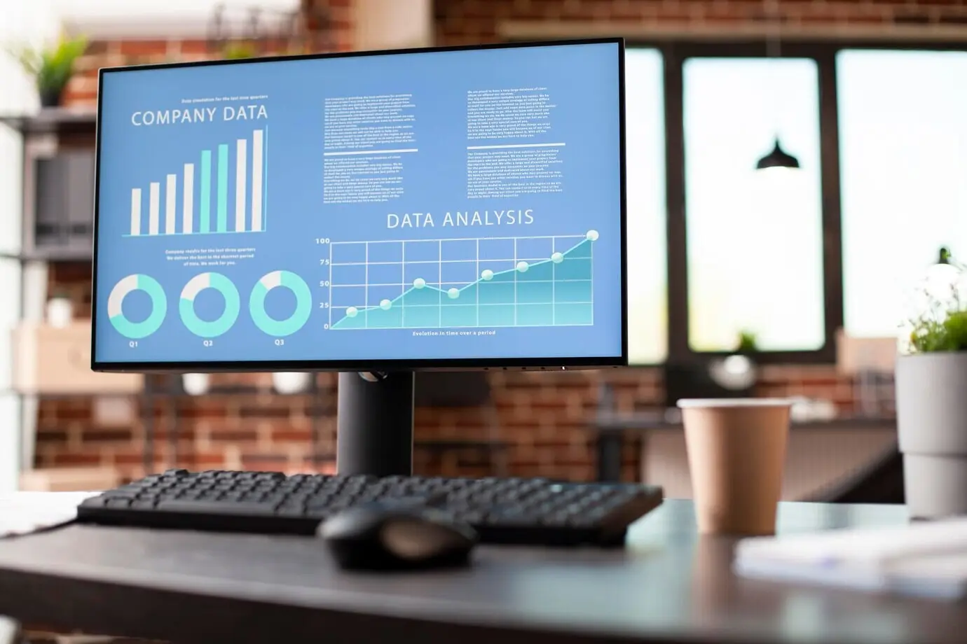 В пустом офисе стартапа отображается статистика.