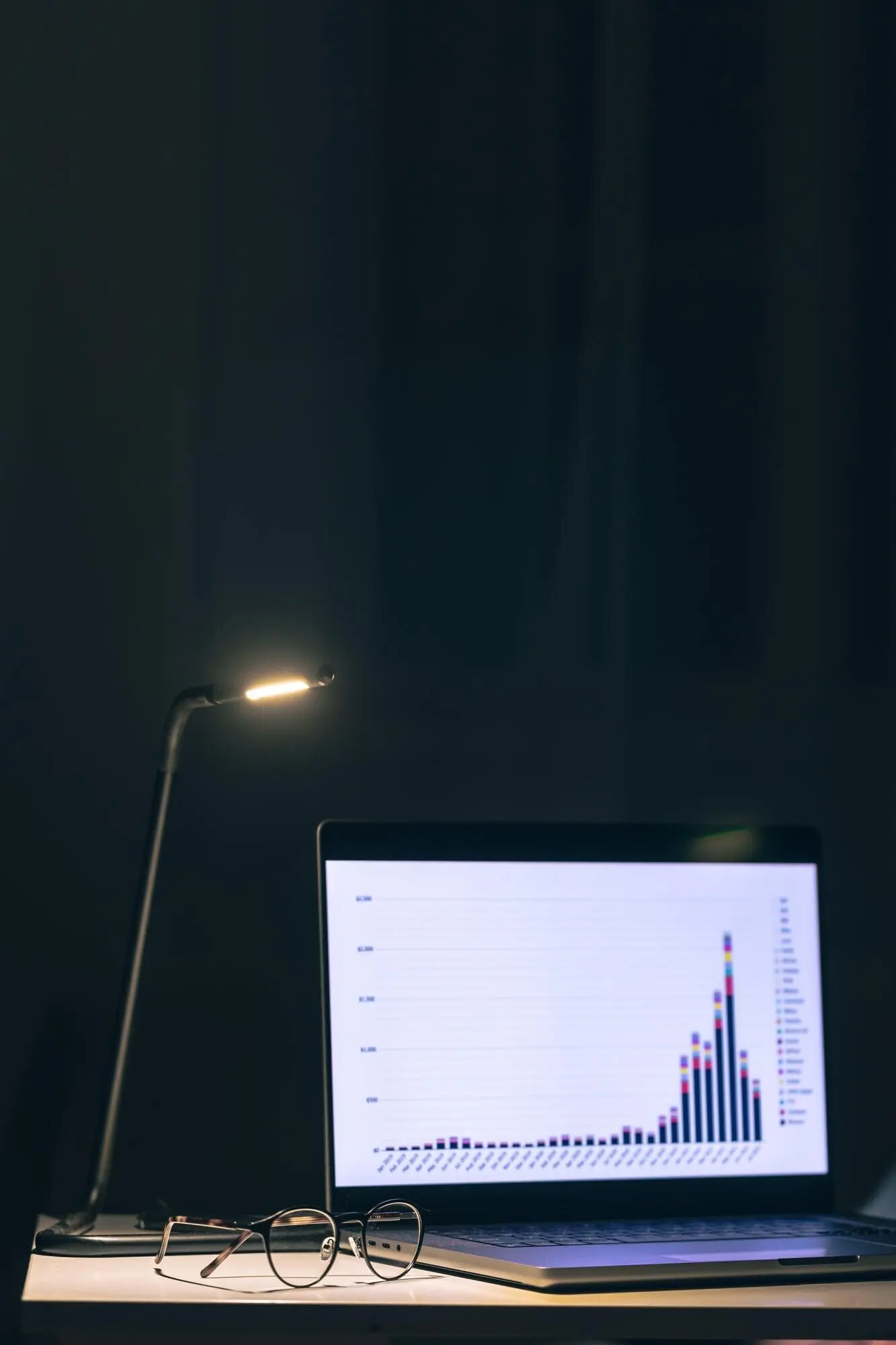 В тёмной комнате — компьютер, на экране которого отображаются графики.